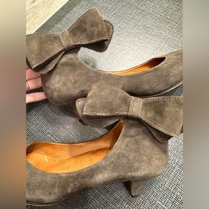 Chie Mihara Suede and Leather Bow Kitten Heel 39